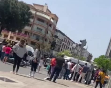 İ­z­m­i­r­­d­e­ ­b­i­r­ ­m­o­t­o­k­u­r­y­e­,­ ­m­i­n­i­b­ü­s­l­e­ ­k­a­f­a­ ­k­a­f­a­y­a­ ­ç­a­r­p­ı­ş­t­ı­
